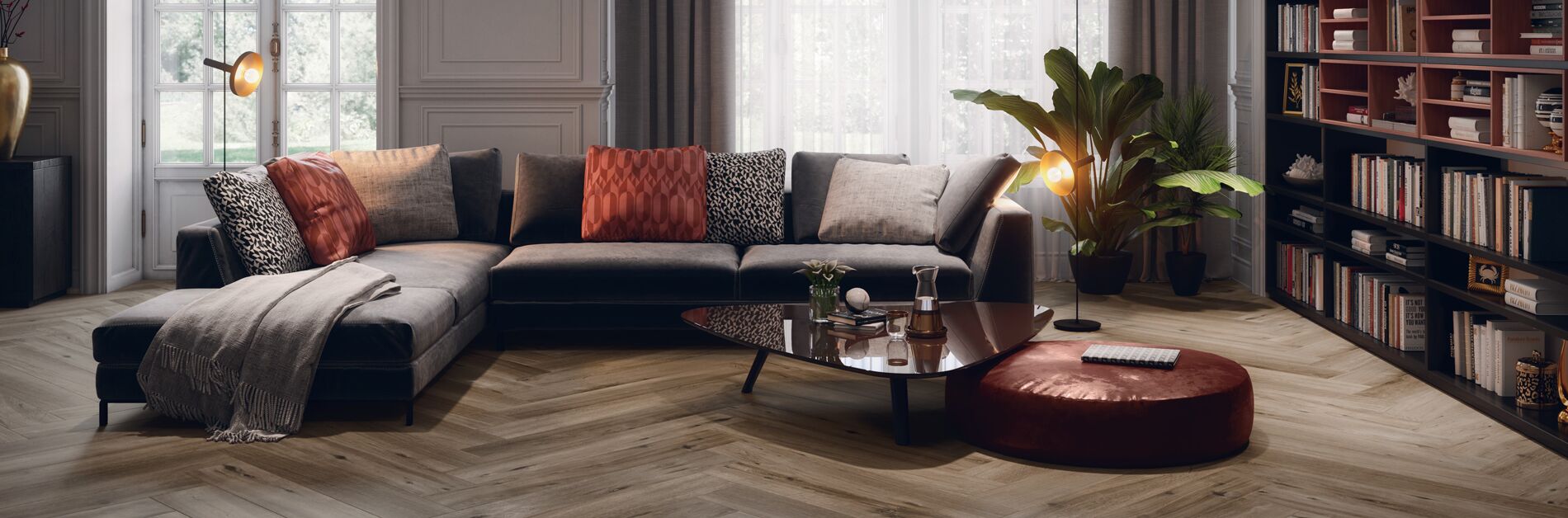 Dunkler Fliesenboden in Holzoptik im Wohnzimmer