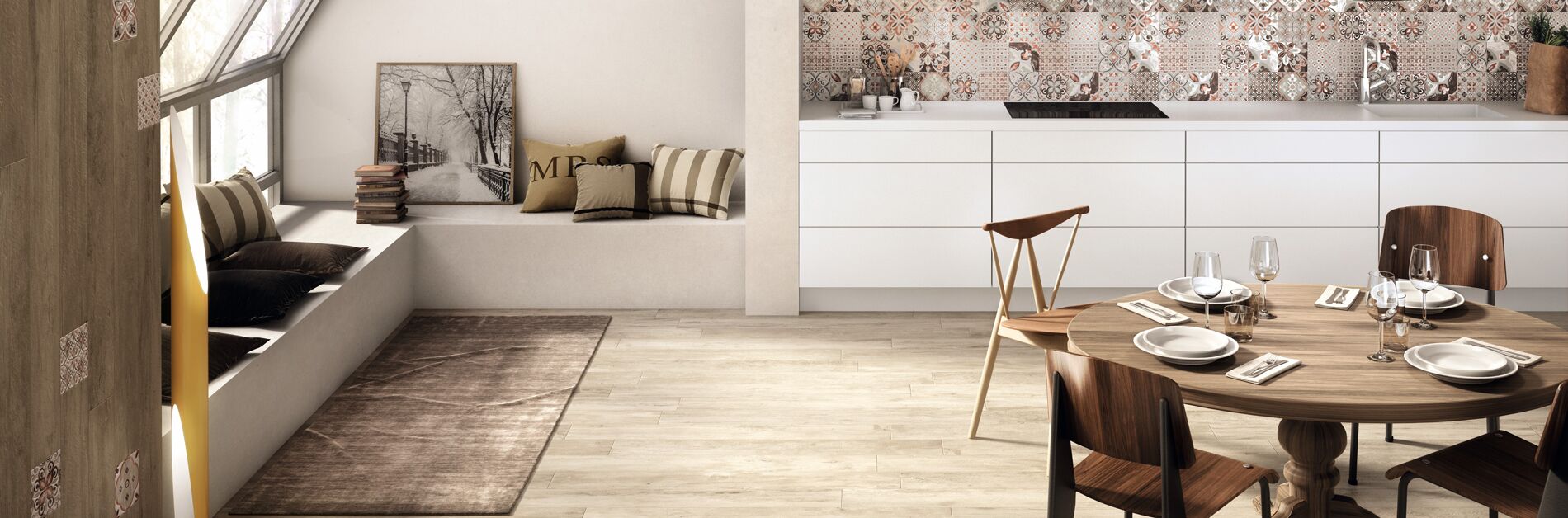 Wohnbereich mit hellen Holzoptikfliesen