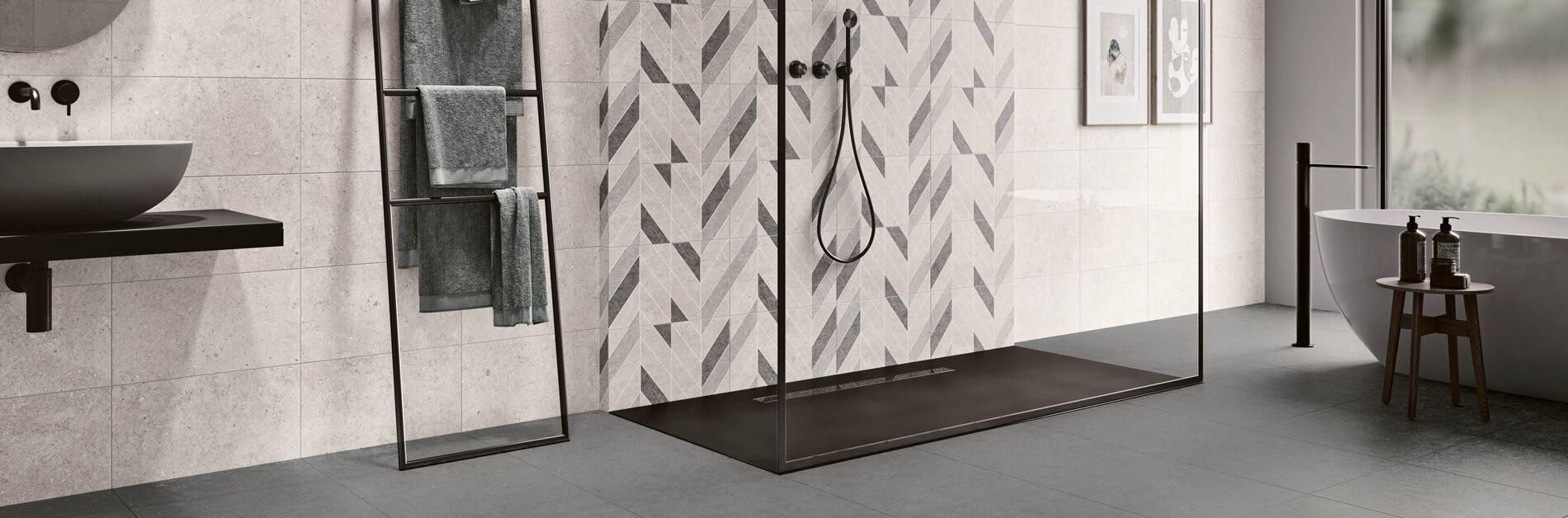 Schwarz-weiße Fliesen im Badezimmer mit Duschbereich